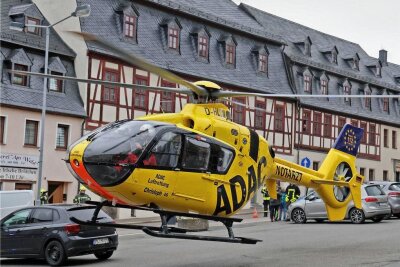 Nach Moped-Unfall in Lichtenstein: Rettungshubschrauber landet auf Altmarkt - Nach einem Unfall ist am Dienstagmorgen ein Rettungshubschrauber auf dem Altmarkt in Lichtenstein gelandet.