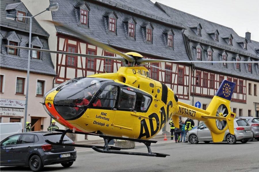 Nach Moped-Unfall in Lichtenstein: Rettungshubschrauber landet auf Altmarkt - Nach einem Unfall ist am Dienstagmorgen ein Rettungshubschrauber auf dem Altmarkt in Lichtenstein gelandet.