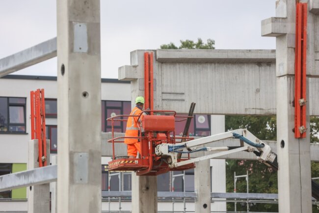 Nach nächtlichem Transport: Spezialkräne setzen riesige Betonelemente auf der Sporthalle in Niederwiesa auf - 