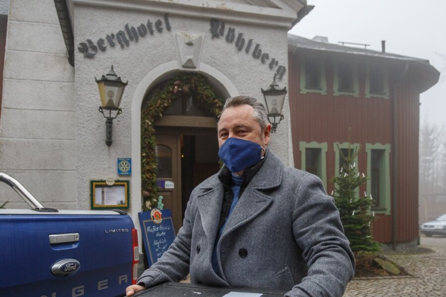 Gaston Deckert ist seit 15 Jahren Pächter des Berghotels Pöhlberg. Nun hat er sich nach einer Neuausschreibung des Pachtvertrages erneut durchsetzen können. 