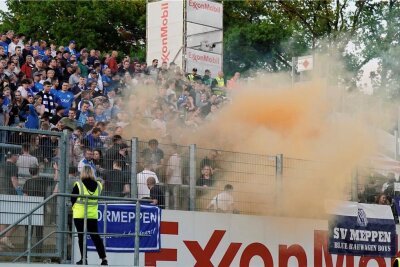 Nach Niederlage: Dresdner "Fans" werfen Pyrotechnik auf Meppener Zuschauer - Unschöne Szene gab es nach der Partie. Aus dem benachbarten Gästeblock hatten Dynamo-"Anhänger" Pyrotechnik in Richtung Meppen-Fans geworfen.