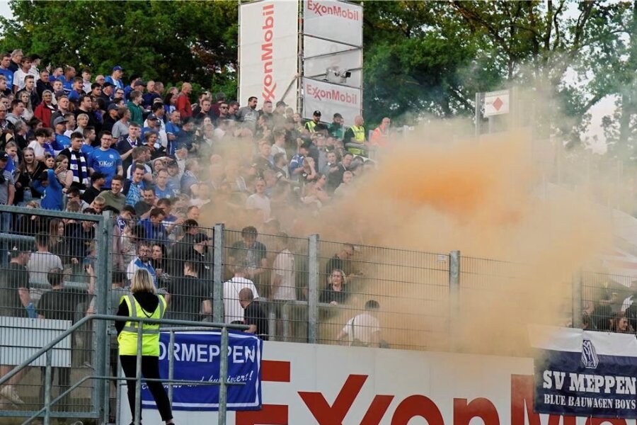 Nach Niederlage: Dresdner "Fans" werfen Pyrotechnik auf Meppener Zuschauer - Unschöne Szene gab es nach der Partie. Aus dem benachbarten Gästeblock hatten Dynamo-"Anhänger" Pyrotechnik in Richtung Meppen-Fans geworfen.