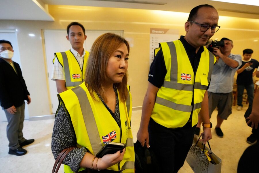 Nach Notlandung: Passagiere nach Singapur geflogen - Mitarbeiter der britischen Botschaft besuchen in einem Hospital in Bangkok  britische Passagiere, die bei dem Flug verletzt wurden.