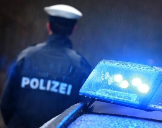 Nach Öffentlichkeitsfahndung: Polizei erhält Hinweise zu Drogendealer - Mit einer Öffentlichkeitsfahndung sucht die Polizei in Stollberg nach einem jungen Mann, der im vergangenen Jahr Betäubungsmittel an eine Minderjährige abgegeben haben soll.