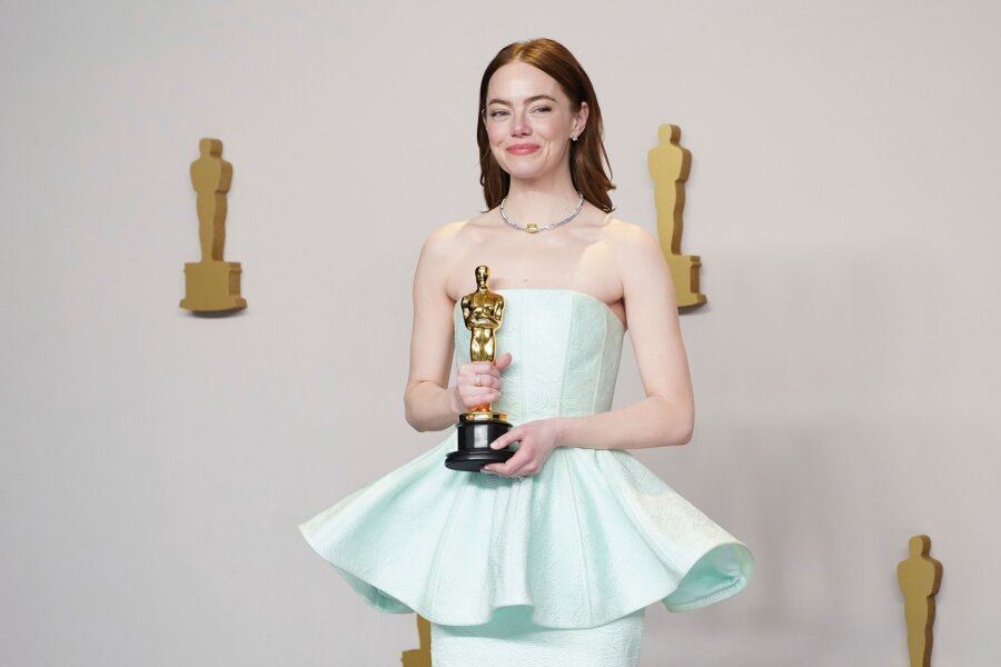 Nach Oscar-Gewinn: Emma Stone will Film mit Ehemann drehen - Emma Stone posiert stolz mit ihrem Preis.
