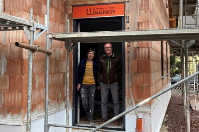 Nach Ostern geht es ins neue Heim - Romy und David Wohlgemuth stehen in Deborahs künftigem Zimmer. Dank der Spenden zahlreicher Leser wird es ihnen möglich sein, einen barrierefreien Zugang nach draußen auf die Terrasse zu schaffen. 
