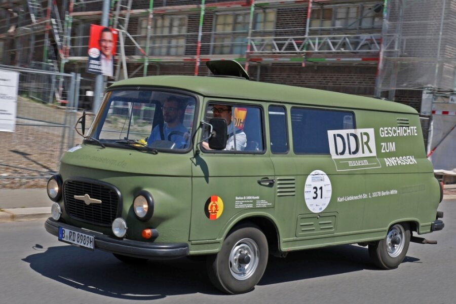 Nach Panne bei Meister-Classic-Rallye: Barkas rollt zurück ins Berliner DDR-Museum - Der Barkas B 1000 Kombi, Baujahr 1989, startet nach erfolgreicher Reparatur gen Berlin.