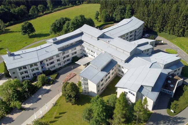 Das Krankenhaus Adorf wurde 1996 als Ersatz für die damaligen Kreiskrankenhäuser in Oelsnitz und Bad Elster eröffnet. Das Waldkrankenhaus wurde 2003 privatisiert. 