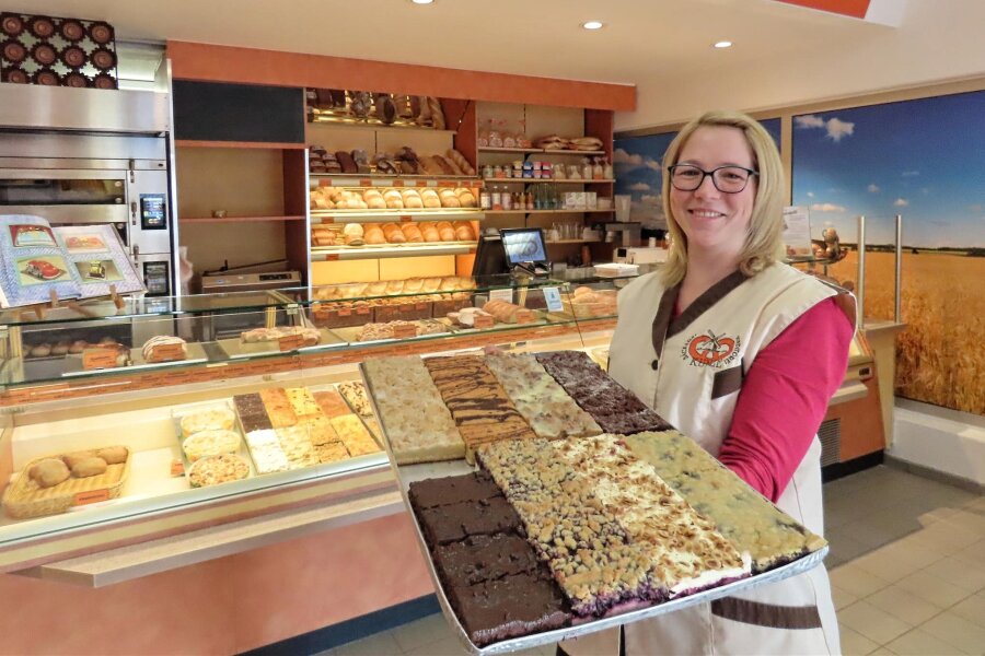 Nach Penny-Aus in Langenhessen: Bäckerei öffnet neue Filiale im Getränkemarkt - Sandy Müller ist eine der Fachverkäuferinnen, die in der neuen Filiale der Bäckerei Kunze im Handelsstandort an der Crimmitschauer Straße anzutreffen sind.