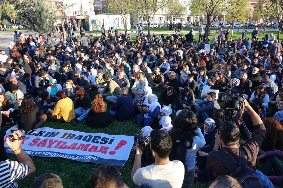 Nach Protesten: Prokurdischer Politiker wird Bürgermeister - Sitzstreik und Protest in Diyarbakir: "Der Wille des Volkes kann nicht ignoriert werden".