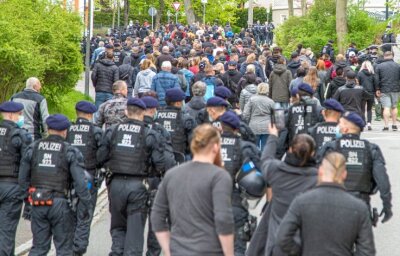 Nach Protesten schreibt die Polizei 186 Anzeigen - Nachdem sich die Teilnehmer des sogenannten Montagsspaziergangs auf dem Markt getroffen hatten, ging es weiter auf der Heinrich-Heine-Straße, begleitet von der Polizei. Später wurde der Aufzug gestoppt. 
