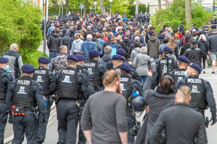 Nach Protesten schreibt die Polizei 186 Anzeigen - Nachdem sich die Teilnehmer des sogenannten Montagsspaziergangs auf dem Markt getroffen hatten, ging es weiter auf der Heinrich-Heine-Straße, begleitet von der Polizei. Später wurde der Aufzug gestoppt. 