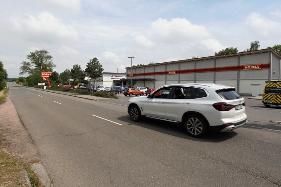 Nach Protesten: VW will Kreisstraße in Zwickau-Mosel umlegen - Die Glauchauer Strasse in Mosel soll umverlegt, der Supermarkt an seinem Standort jedoch erhalten werden. 