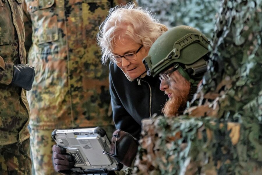Nach Puma-Panne: Wie die Marienberger Jäger die Nato-Speerspitze retten - Ministerin Christine Lambrecht lässt sich Militärtechnik erklären. 