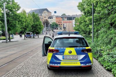 Nach Pyrotechnik-Vorfall am Rathaus: Plauener wollen bei Demo Zeichen gegen Hass setzen - Die Polizei sicherte die Versammlungen am Montag in der Plauener Innenstadt ab.