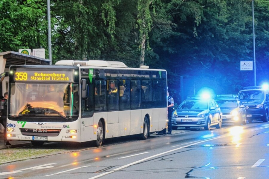 Nach rassistischem Angriff im Bus: Landgericht spricht erstes Urteil - Zu einem Polizeieinsatz kam es nach dem Angriff in dem Linienbus in Bad Schlema. 