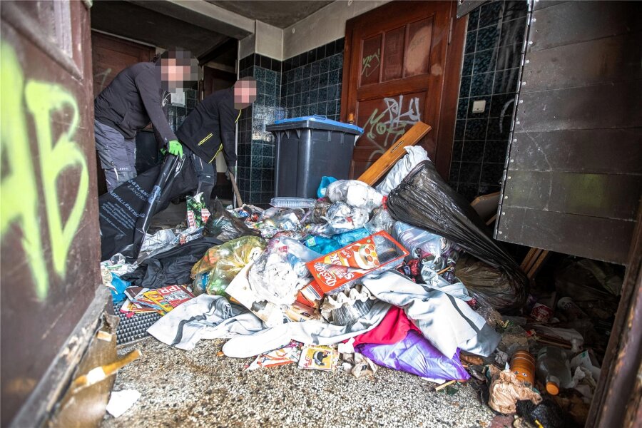 Nach Rattenproblem in Plauener Haus rückt endlich die Müllentsorgung an - Im Auftrag der Landkreisverwaltung wurde der vermüllte Hauseingang an der Alleestraße 2 am Montag entmüllt.