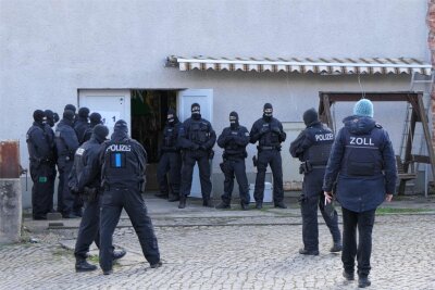 Nach Razzia in Colditz: Kriminelle Neonazis angeklagt - Ende März durchsuchten Einsatzkräfte auch ein Objekt in Hohnbach. Drei Männer aus Colditz sitzen seither in U-Haft.