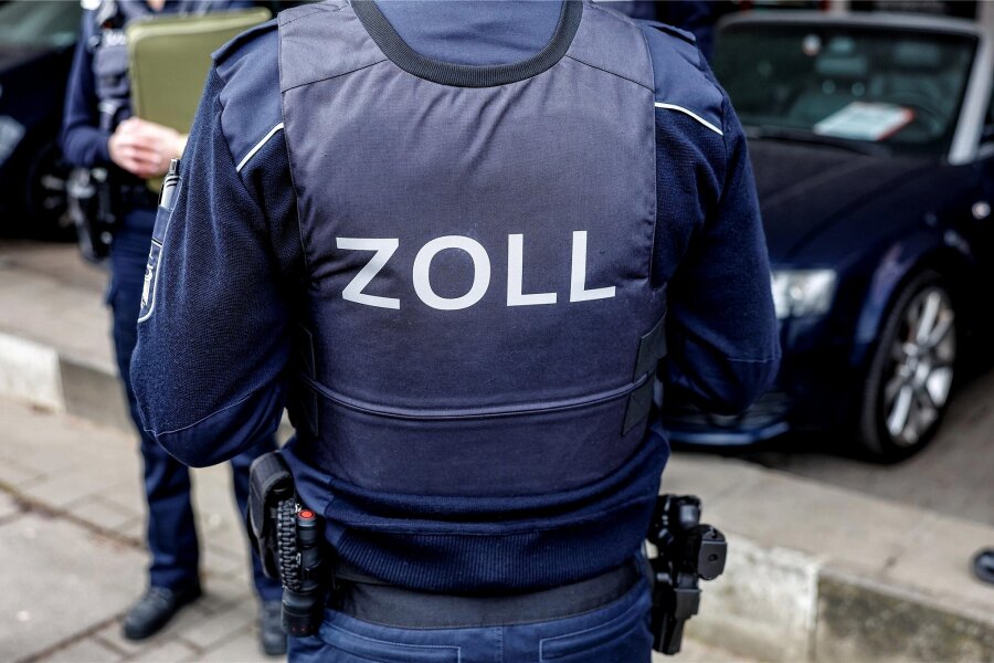 Nach Razzia in Rochlitz: Ermittlungen dauern an - Zollfahnder – hier ein Sybolfoto – haben am 11. Januar in Rochlitz und Seelitz mehrere Objekte durchsucht. Die Ermittlungen dauern an.