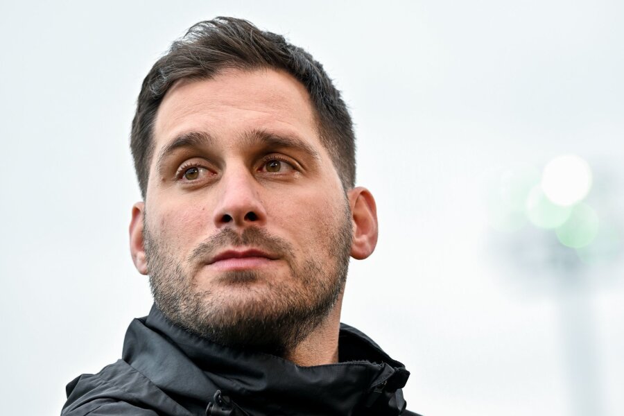 Nach RB-Aus: Trainer Uzun wechselt nach Österreich - Leipzigs Trainer Saban Uzun im Stadion. Uzuns Vertrag in Leipzig ist nach zwei Jahren nicht verlängert worden.