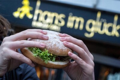 Nach rechtsextremen Geheimtreffen: Burger-Kette „Hans im Glück“ verliert Gesellschafter - Die Burger-Kette "Hans im Glück" verliert einen wichtigen Gesellschafter.