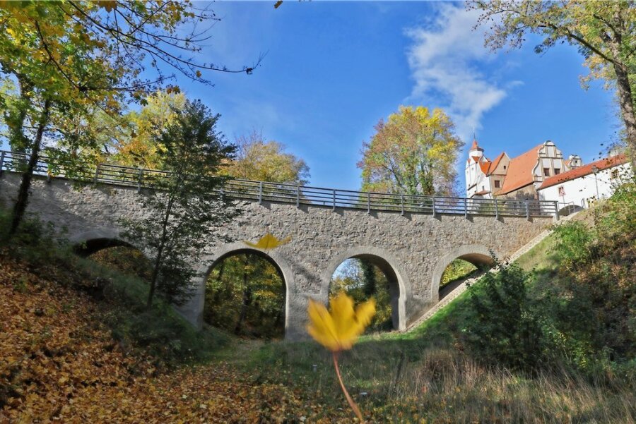 Nach Rechtsstreit: Glauchaus teuerste Brücke wird nun noch teurer - Die historische Brücke über den Hirschgrund in Glauchau wurde zu großen Teilen abgerissen und originalgetreu wieder aufgebaut. 