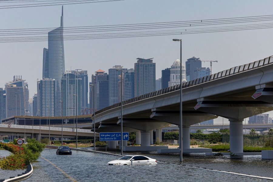 Nach Regen in Dubai irreführender Fokus auf Wolkenimpfung - Hochwasser in Dubai. In den Vereinigten Arabischen Emiraten kam es nach schweren Regenfällen zu Überschwemmumngen.