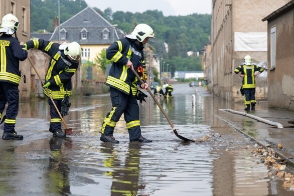 Bei einem Platzregen ist am Mittwochabend die Netzschkauer Straße in Mylau überflutet worden. Die Freiwillige Feuerwehr Netzschkau kam zum Einsatz. Die Straße war eine halbe Stunde voll gesperrt.