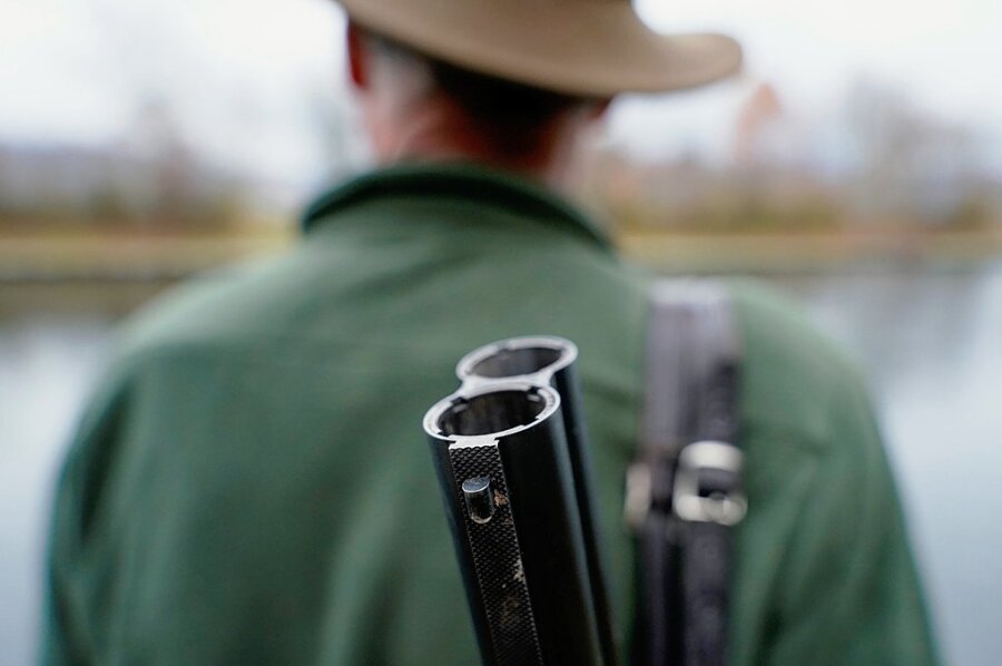 Nach Rekordjahr weniger Wildschweine im Vogtlandkreis erlegt - Ein Jäger steht mit seinem Gewehr in seinem Jagdrevier. Bundesweit wie auch im Vogtlandkreis steigt die Anzahl der Personen, die einen Jagdschein haben. 