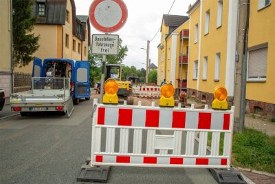 Nach Rohrbruch bleibt Straße in Oelsnitz gesperrt - Sechs Mehrfamilienhäuser waren in Oelsnitz am Freitagvormittag ohne Trinkwasser. Die Straßensperrung bleibt vorerst bestehen.