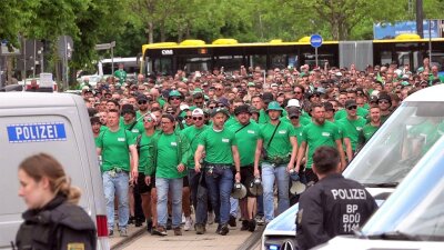 Nach Sachsenpokal-Finale in Chemnitz: Polizei zieht Fazit - Rund 1000 Leipziger Fans marschierten vor dem Spiel gemeinsam zum Stadion und wurden von der Polizei eskortiert. Probleme gab es keine. 