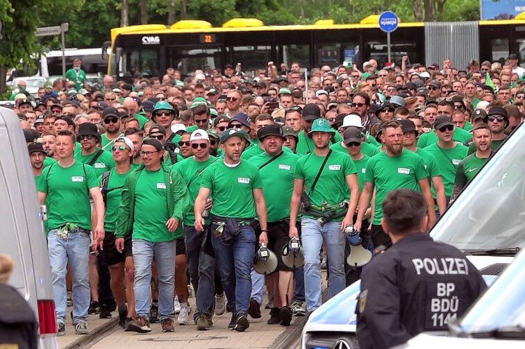 Rund 1000 Leipziger Fans marschierten vor dem Spiel gemeinsam zum Stadion und wurden von der Polizei eskortiert. Probleme gab es keine. 