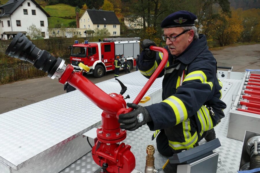 Nach Sachsenring-Unfall: Feuerwehr in Scharfenstein bekommt neues Löschfahrzeug mit Extras - Scharfensteins Wehrleiter Jens Fichtner prüft den Dachwerfer des neuen TLF 4000