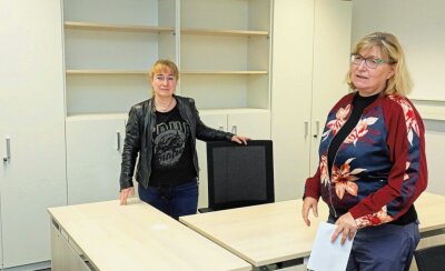 Nach Sanierung: 120 Mitarbeiter der Kreisbehörde ziehen nach Werdau zurück - Von links:  Sachbearbeiterin Yvonne Mühlberg und Amtsleiterin Silina Schwarzenberger