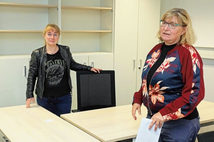 Nach Sanierung: 120 Mitarbeiter der Kreisbehörde ziehen nach Werdau zurück - Von links:  Sachbearbeiterin Yvonne Mühlberg und Amtsleiterin Silina Schwarzenberger