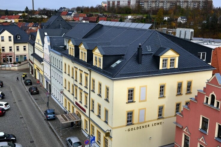 Nach Schiefersturz: Dach hat neue Absicherung - Das Dach des Wohn- und Geschäftshauses am Markt in Hainichen hat eine zusätzliche Dachsicherung bekommen. 