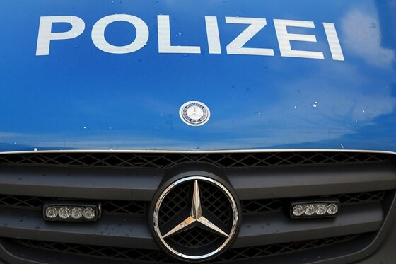 Nach Schlägerei in Pöhl: Vier verletzte Beamte, drei Festnahmen - 