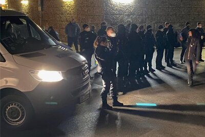 Nach Schlag gegen Polizistin: Zwickauer Politiker verurteilen Gewalt - Am 27. Dezember kam es nahe der Katharinenstraße zu Handgreiflichkeiten zwischen Protestlern und Polizisten. Eine Beamtin erhielt dabei einen Schlag ins Gesicht. Verdächtigt wird ein Stadtrat. 