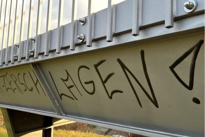 Nach Schmiererei in Frankenberg ermittelt der Staatsschutz - Unbekannte haben die Schlangenbrücke in Frankenberg mit mehreren Schriftzügen beschmiert.
