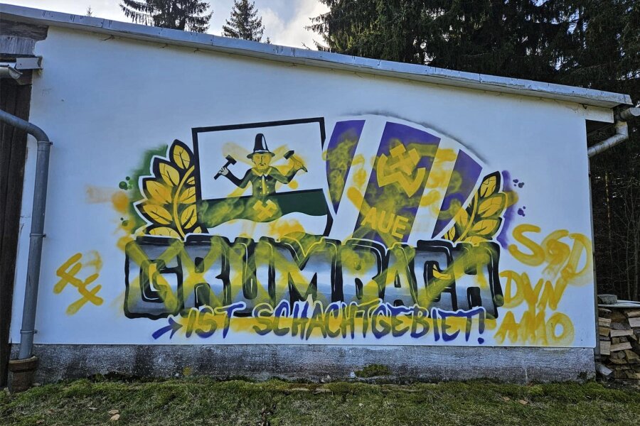 Nach Schmierereien: Verein im Erzgebirge setzt Belohnung aus - Die Schmierereien auf dem Grumbacher Sportgelände deuten auf Täter aus dem Umfeld von Dynamo Dresden hin.