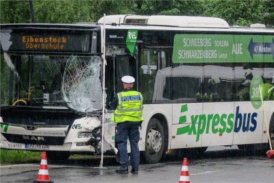 Nach Schulbusunfall im Erzgebirge: Wurden zu viele Kinder befördert? - Der Bus war unterwegs zur Oberschule Eibenstock. 