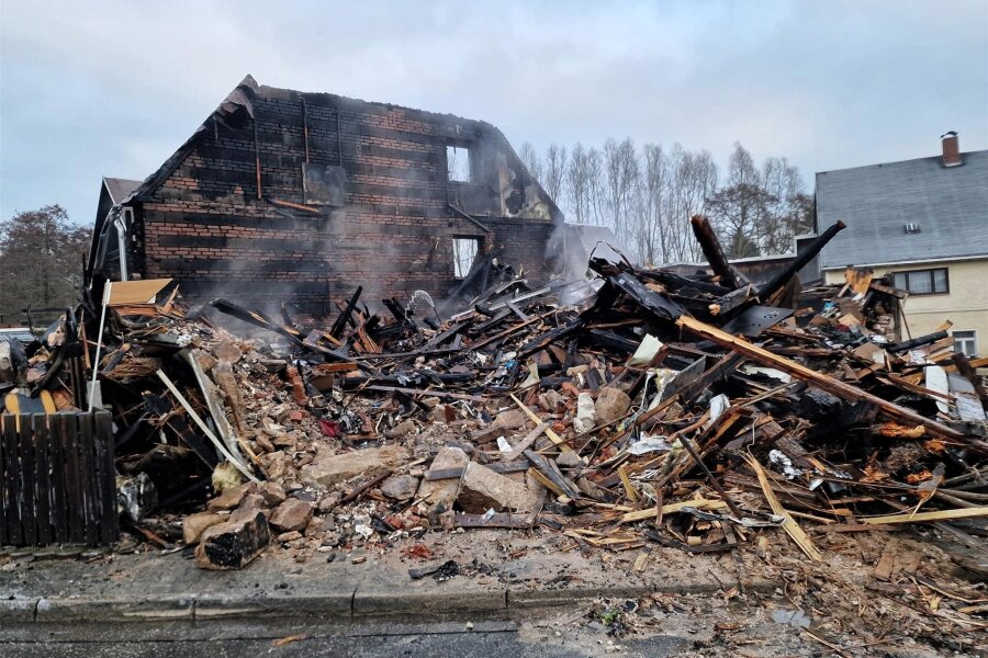 Nach schwerem Brand in Zschorlau: Erzgebirgerin ruft Spendenaktion ins Leben - Nur noch Schutt und Asche ist das Haus, das am Mittwoch kurz vor Mitternacht in Zschorlau gebrannt hat.