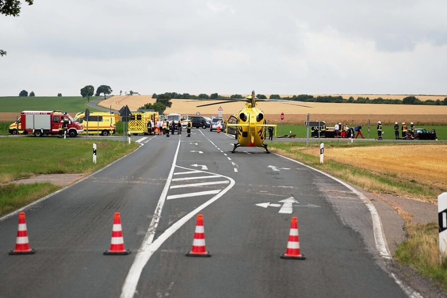 Nach schwerem Unfall in Langenhennersdorf: Warum die Kreuzung bislang kein Unfallschwerpunkt ist - Sechs Menschen wurden bei dem Unfall am 9. Juli nahe Langhennersdorf verletzt. 