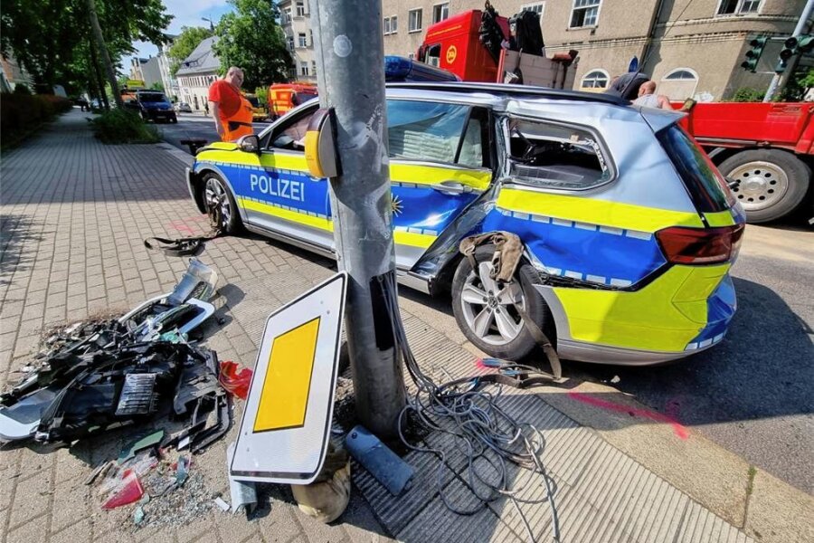 Nach schwerem Unfall mit Polizeiauto auf der B 174 in Chemnitz: Ampelanlage wieder in Betrieb - Ein Polizeiauto ist auf der B 174 in einen Unfall verwickelt worden. Es stieß mit einem anderen Wagen zusammen.