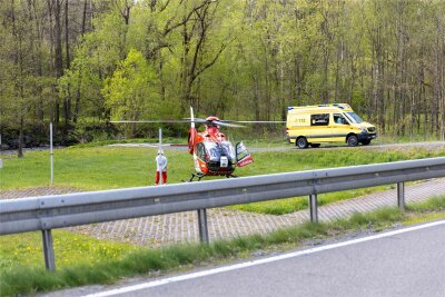 Nach schwerem Unfall: Straße zwischen Mulda und Lichtenberg wieder frei - Bei Mulda waren ein Hubschrauber, Rettungswagen, Notarzt, die Feuerwehr Mulda und die Polizei im Einsatz.