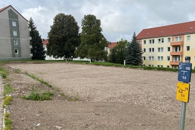 Auf dem Grundstück des abgerissenen Wohnblocks Händelstraße 3, 3a und 3b in Frankenberg entsteht eine Parkplatzanlage. 