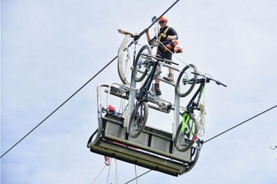 Nach Sessellift-Panne in Schöneck: Wie geht es jetzt weiter? - Nach der Rettungsaktion von 33 Personen aus dem Sessellift in der Bikewelt Schöneck konnten am Montag auch die Fahrräder abmontiert werden.