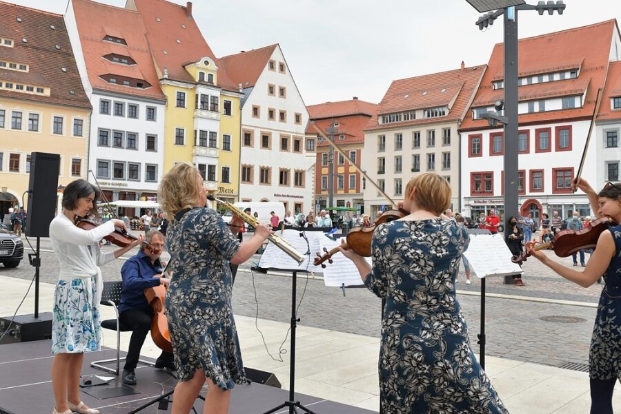 Nach siebenmonatiger Pause: Beschwingtes Obermarkt-Konzert in Freiberg lockt 200 Gäste an - Konzert mit Musikern der Mittelsächsichen Philharmonie auf dem Obermarkt. 