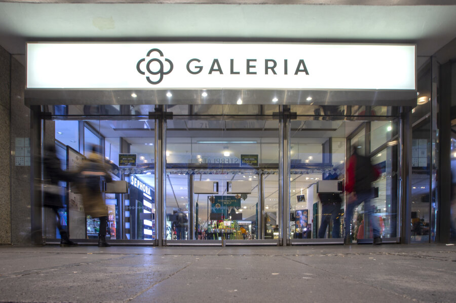 Nach Signa-Pleite: US-Investor und Ex-Kaufhof-Aufsichtsratschef wollen Galeria kaufen - Ein Logo hängt an einer Filiale von Galeria Kaufhof in der Innenstadt.