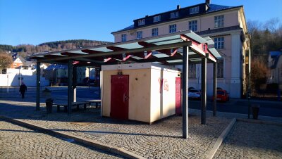 Nach Silvester-Vandalismus in Klingenthal: Belohnung für Hinweise ausgesetzt - Der in der Silvesternacht durch Böller verursachte Brand im Toilettenhäuschen am Klingenthaler Marktplatz hat einen Schaden von gut 7000 Euro angerichtet. 